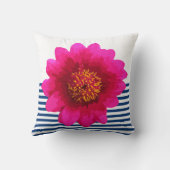 ショッキングピンクの白い美しい花の濃紺のストライプ クッション (裏面)