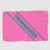 ショッキングピンクの背景及びティール（緑がかった色）のはっきりしたな名前をカスタムする ゴルフタオル (横)