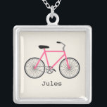 ショッキングピンクの自転車のパーソナライズなネックレス シルバープレートネックレス<br><div class="desc">ショッキングピンクの自転車のイラストレーションを特色にするペンダント。  バイクの下であなたの名前と個人化して下さい。</div>