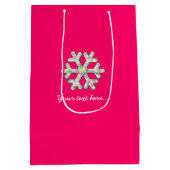 ショッキングピンクの雪片のピンクのクリスマス ミディアムペーパーバッグ (裏面)