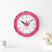ショッキングピンクの（紋章の）フラ・ダ・リのダマスク織の名前の柱時計 ラージ壁時計 (ホーム)