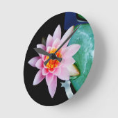 ショッキングピンク及びオレンジはすスイレンの花 ラウンド壁時計 (傾斜)