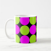 ショッキングピンク及びライムグリーンの水玉模様 コーヒーマグカップ (左)
