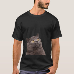 ショックを受けた驚きの猫ミーム Tシャツ