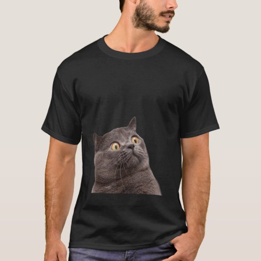 ショックを受けた驚きの猫ミーム Tシャツ (正面)