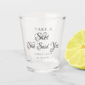 ショットを取るSHeはYes結婚の婚約 ショットグラス (正面)