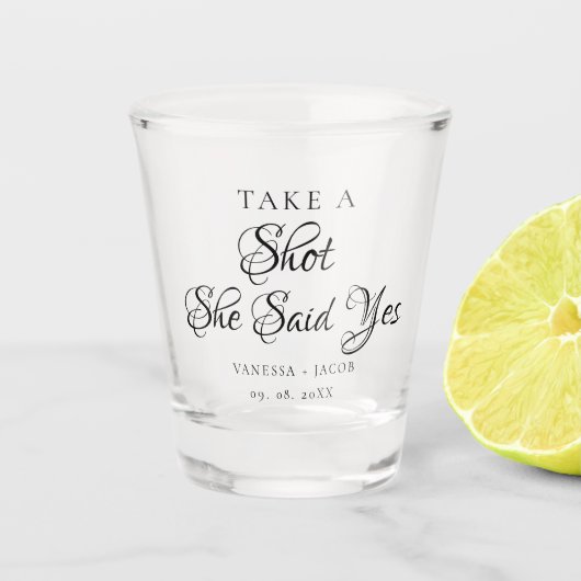 ショットを取るSHeはYes結婚の婚約 ショットグラス (正面)