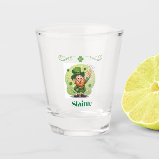 ショットグラスに乾杯する妖精と書かれたSlainte ショットグラス (正面)