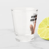 ショットグラスに手 ショットグラス (左)