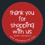ショッピングありがとう – Red Christmas Business ラウンドシール<br><div class="desc">NewParkLane – クリスマスシーズンの赤いリテールのシール、かわいい手で書かれた白いタイポグラフィで引用文「Thank You for Thank with Us」と「Happy Holidays」をプレゼント。すべての文字はドットの代わりにハートを持っている。デザインの簡単から使用する文字テンプレートに自分の名前、Webサイト、またはその他の文字を追加パーソナライズされたし、好みの背景色を選択する。Webショップやスモールビジネスの商品をパッケージ化するのに最適なデザイン。このコレクションで一致するアイテムを確認する。具体的な個人的なデザインの願い？感じお連絡楽に！</div>