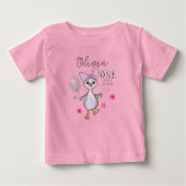 シリー・グース 1歳の誕生日 ピンクの蝶ネクタイTシャツ ベビーTシャツ (正面)