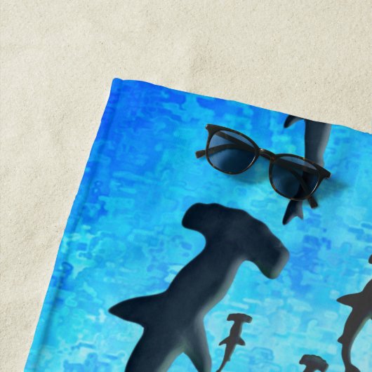 シルエットになったサメの群れ|過去記事 ビーチタオル (インサイチュ)