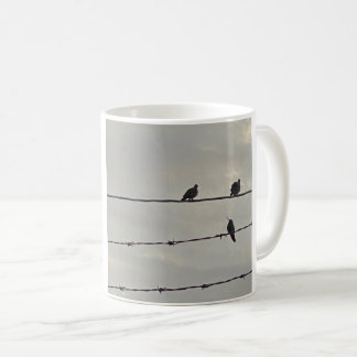 シルエットの中のハチドリとハト 🕊️ コーヒーマグカップ
