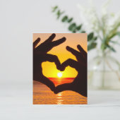 シルエットの手のハートの形と上の日の出 ポストカード (スタンド正面)