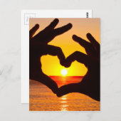 シルエットの手のハートの形と上の日の出 ポストカード (正面/裏面)