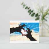 シルエットの手をハートの形と青空に ポストカード (スタンド正面)