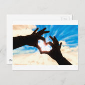 シルエットの手をハートの形と青空に ポストカード (正面/裏面)