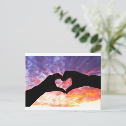 シルエットの手ハートの形と美しい空 ポストカード (スタンド正面)