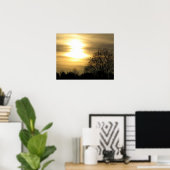 シルエットの木々が咲く黄金の夕日 ポスター (ホームオフィス)