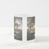 シルエットの木および日光パーソナライズなWeddin フロストグラスマグカップ (中央)