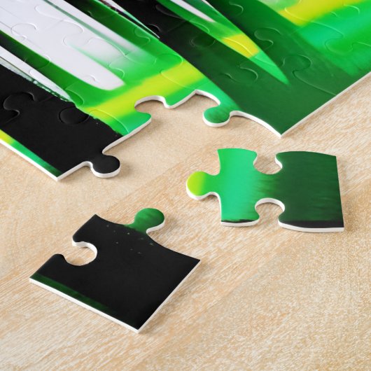 シルエットの森に緑と黄色の霧が入る ジグソーパズル (側面)