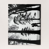 シルエットの森の中でロマンチックなカップルを抱擁 ジグソーパズル (縦)