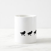 シルエットの母アヒルそして子ガモ モーフィングマグカップ (中央)