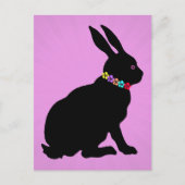 シルエットの花に座った黒いかわいらしうさぎ ポストカード (正面)