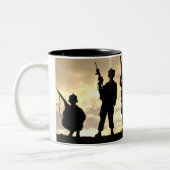 シルエットの軍隊の兵士 ツートーンマグカップ (左)