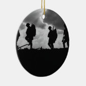 シルエットを描かれた行進の第1次世界大戦Soldiers (1917年) セラミックオーナメント (右)