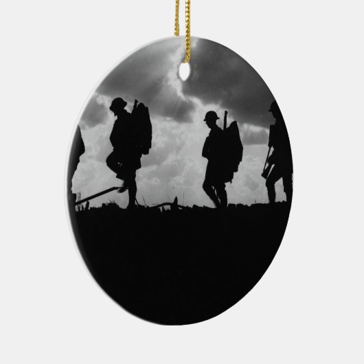 シルエットを描かれた行進の第1次世界大戦Soldiers (1917年) セラミックオーナメント (右)