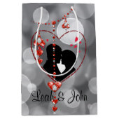 シルエットカップルのハート赤いハート宝石《写真》ぼけ味 ミディアムペーパーバッグ (正面)