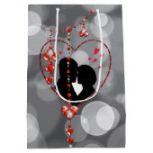 シルエットカップルのハート赤いハート宝石《写真》ぼけ味 ミディアムペーパーバッグ (裏面)