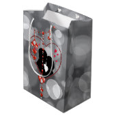 シルエットカップルのハート赤いハート宝石《写真》ぼけ味 ミディアムペーパーバッグ (裏面アングル)