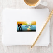 シルエットカップルサンセットビーチアドレス ラベル (インサイチュ)