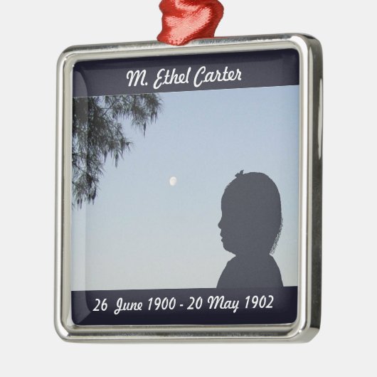 シルエットメモリアルオーナメント – ベビーガール メタルオーナメント (左)