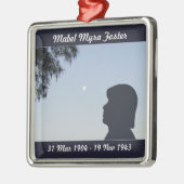 シルエットメモリアルオーナメント – 古い女性 メタルオーナメント (左)