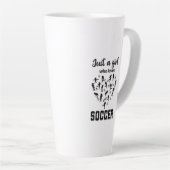 シルエット女子遊サッカー カフェラテマグ (右アングル)