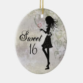シルエッパーソナライズされたトガールとハートスウィート16 セラミックオーナメント (右)