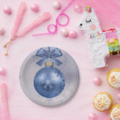 シルクリボンに浮かぶ美しい青いボブルオーナメント ペーパープレート (パーティー)