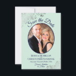 シルバエレガントーレース&フォトミント&ネイビー結婚ズ セーブザデート<br><div class="desc">これらの美しいカードは素晴らし、あなたの友人や家族に知らせるためにあなたの将来の日付を保存する方法結婚である。ミントなグリーンとネイビーのブルーのカラーのデザインを備え、シルバーグレーのレースのフリルに囲まれた楕円形のフレームに写真を入れファンシーて、あなたの名前、日付と場所のスクリプトのレタリングを結婚表す。背中には宇宙付きの可愛い「鉛筆で入れる」グラフィックがあり、お客様が詳しい情報を得ることができるウェブサイトを含むことができる。</div>