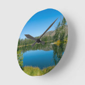 シルバンレイクイエローストーン国立公園の反射 ラウンド壁時計 (傾斜)