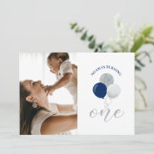 シルバーおよびネイビーのバルーン |男の子1歳の誕生日パーティー 招待状 (スタンド正面)