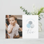 シルバーおよびブルーのバルーン |男の子の誕生日パーティー 招待状 (スタンド正面)