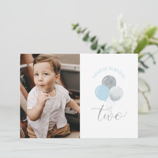 シルバーおよびブルーのバルーン |男の子の誕生日パーティー 招待状 (スタンド正面)