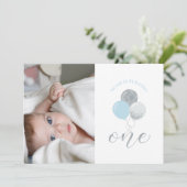 シルバーおよびブルーのバルーン |男の子1歳の誕生日パーティー 招待状 (スタンド正面)