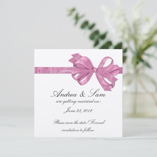 シルバーとピンクのボウリボンを保存 招待状 (スタンド正面)