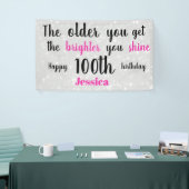 シルバーとピンク100誕生日 パーソナライズされた 横断幕 (トレードショー)