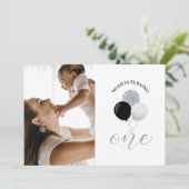 シルバーとブラックのバルーン |男の子1歳の誕生日パーティー 招待状 (スタンド正面)