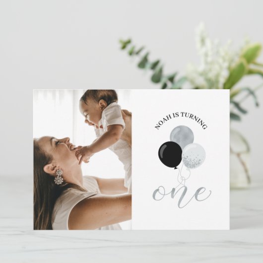 シルバーとブラックのバルーン |男の子1歳の誕生日パーティー 招待状 (スタンド正面)